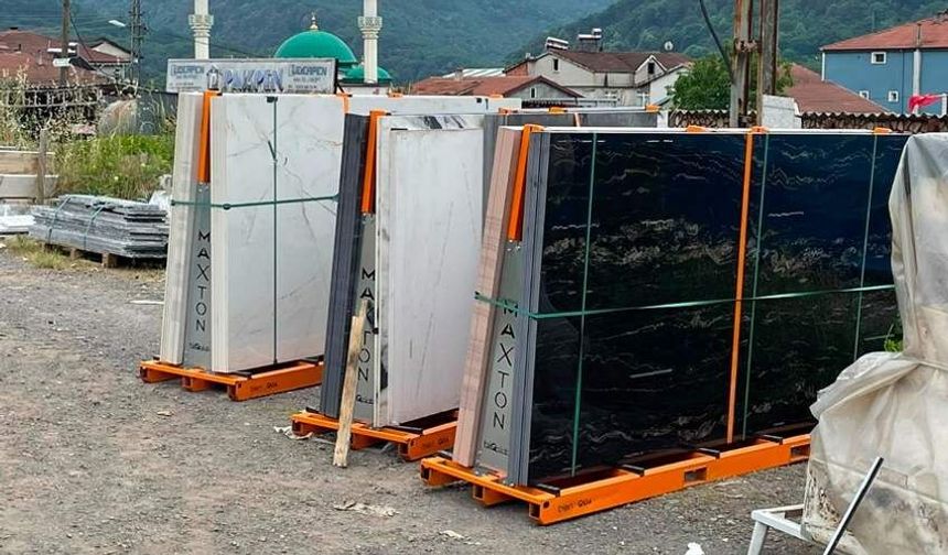 Mermer blokların arasında kalan işçi ağır yaralandı