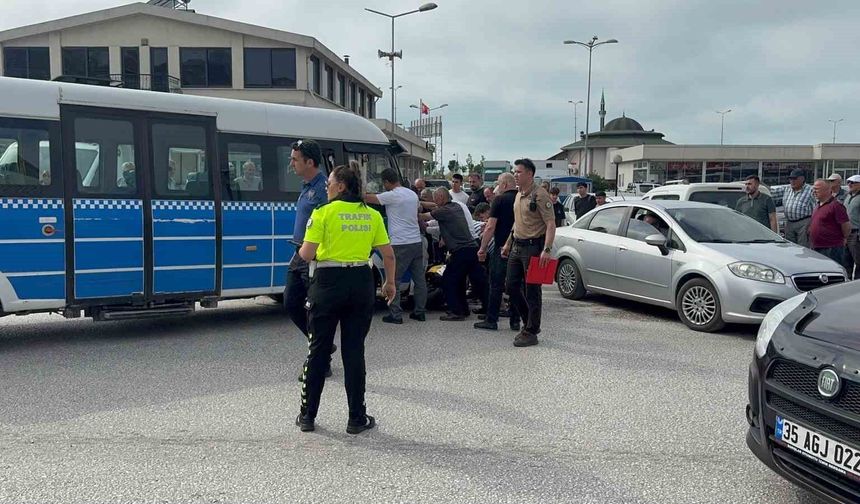 Minibüs, motosiklete çarptı 1 yaralı