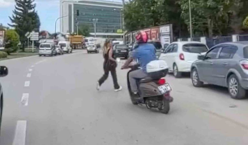 Motosiklet sürücüsü ve yaya kazadan kıl payı kurtuldu