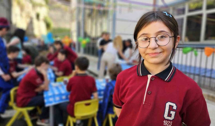Ortaokul öğrencisi Duru Özdemir, hobisini yaşıtlarına öğretiyor