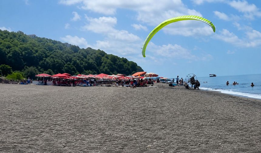 Plajda kontrolden çıkan motorlu paraşüt kalabalığa daldı: 3 yaralı