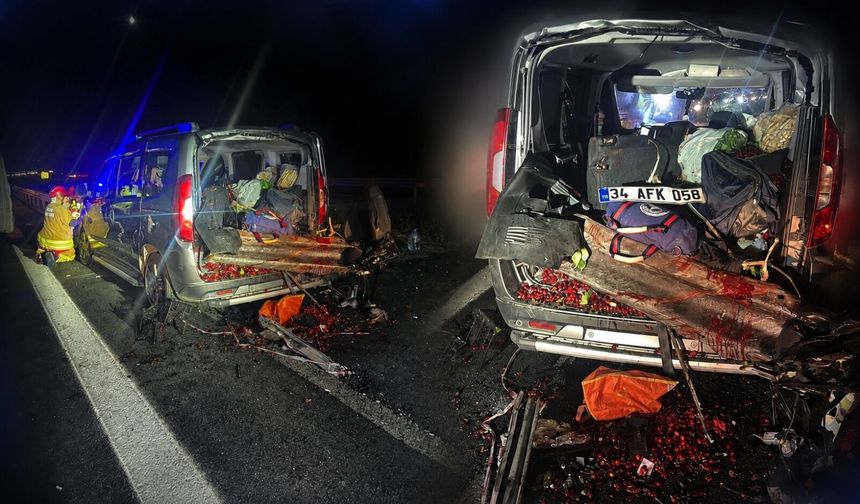Hafif ticari araç bariyerlere saplandı 4 kişi yaralandı