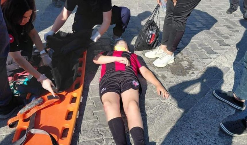 Otomobil yolun karşısına geçmek isteyen çocuğa çarptı