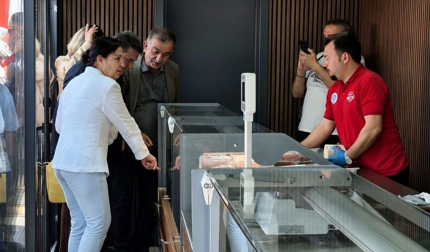 Tahsin Erdem'in eşi Hande Erdem Halk Et'in açılışında alışveriş yaptı