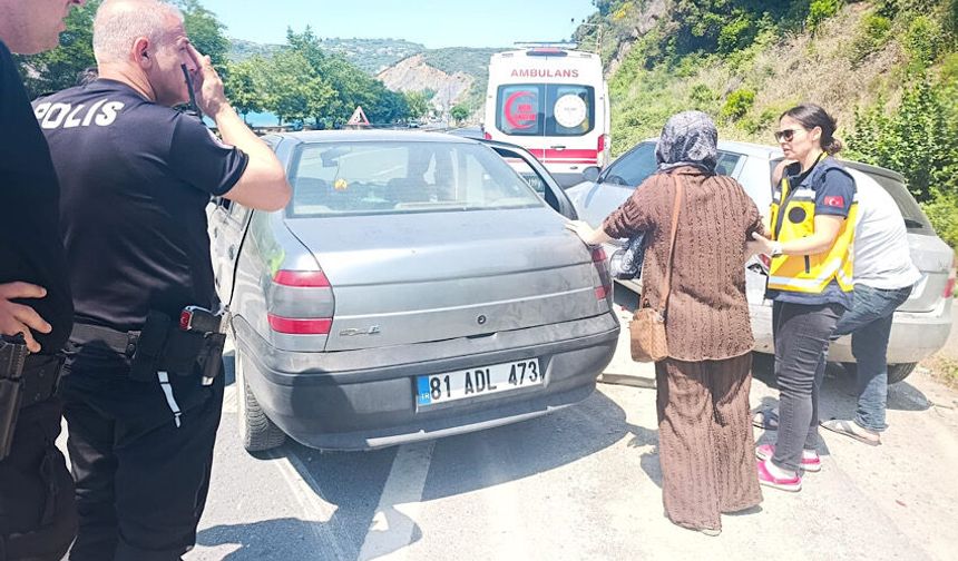 Tır ile çarpışan otomobil park halindeki araca çarptı: 2 yaralı