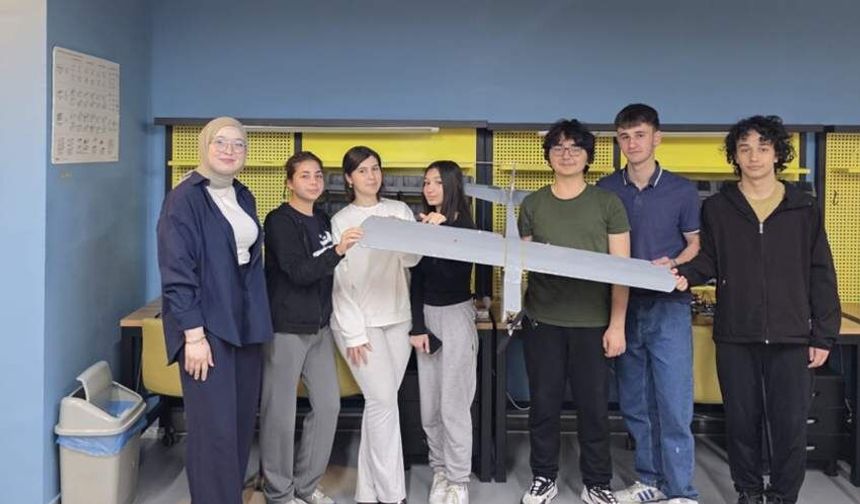 Zonguldak'ta 160 Deneyap öğrencisi kendi üretiği İHA'yı uçurdu