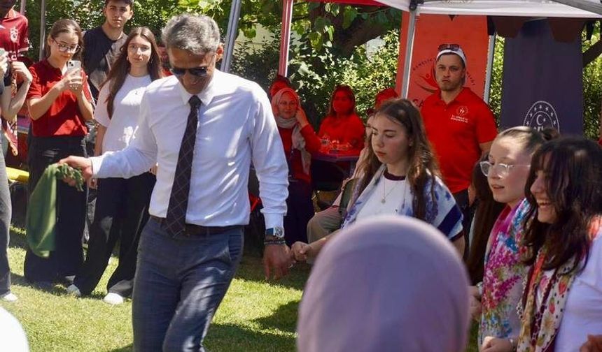 Kaymakam halay başı oldu: Hasat etkinliğinden renkli görüntüler