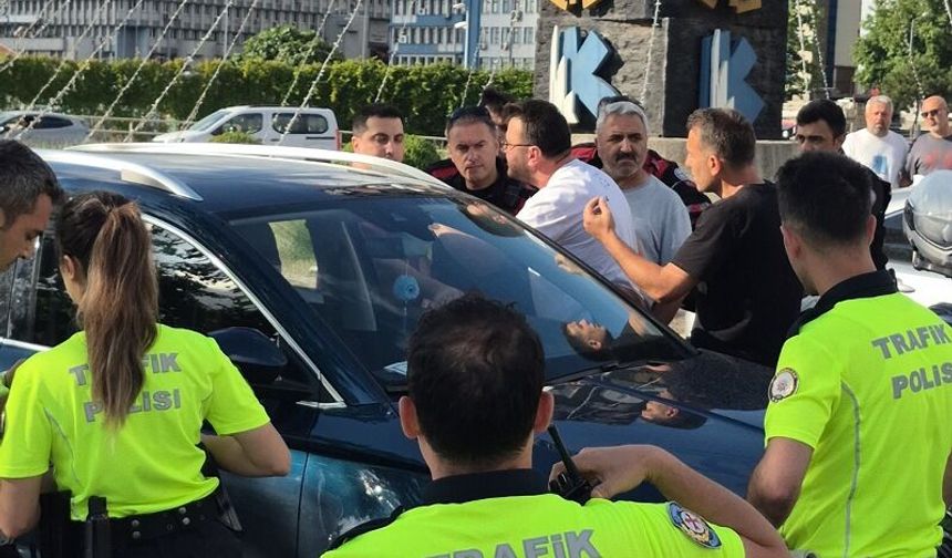 Uğur Mumcu Kavşağı'nda kavga: Sürücüler birbirine girdi