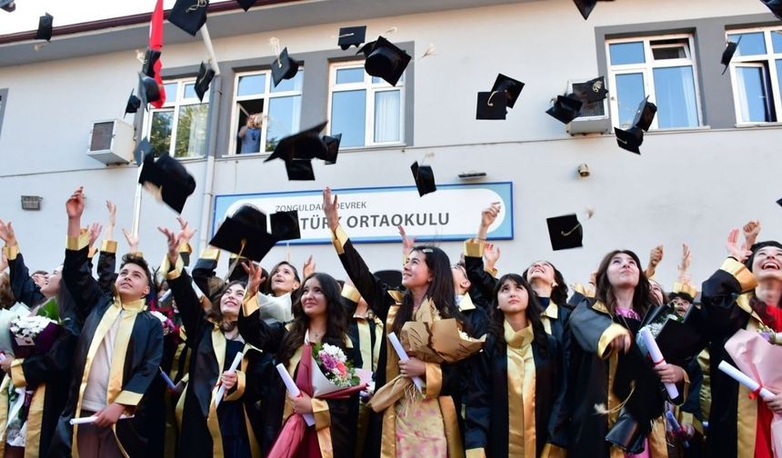 Atatürk Ortaokulu'nda mezuniyet töreni yapıldı