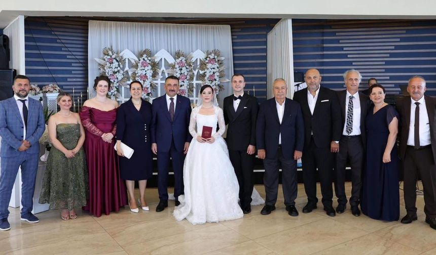 Vali Osman Hacıbektaşoğlu, öğretmen çiftin mutluluğuna ortak oldu