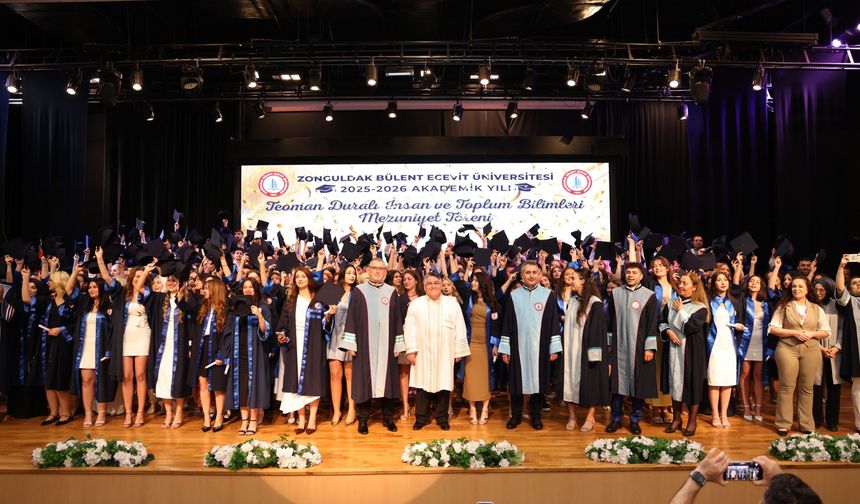 Teoman Duralı İnsan ve Toplum Bilimleri Fakültesi'nde mezuniyet coşkusu