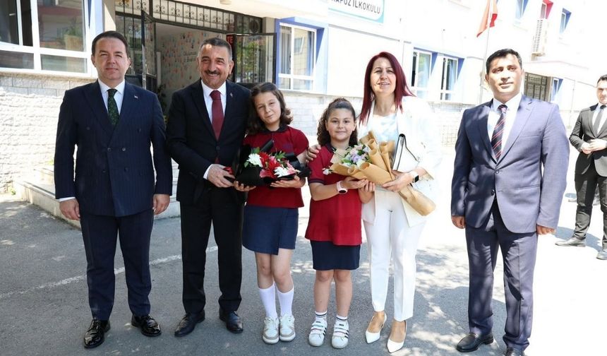 Vali Osman Hacıbektaşoğlu, öğrencilerin karne heyecanına ortak oldu
