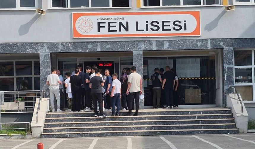 Zonguldak'ta LGS heyecanı: Öğrenciler içeride veliler kapıda