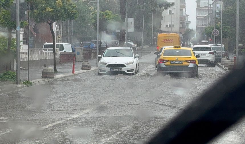 Sağanak alarmı: Cadde ve sokaklar göle döndü
