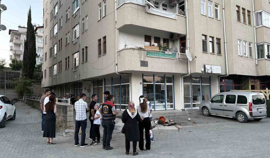Balkondaki saksının aşırı ısınması sonrası çıkan yangını vatandaşlar söndürdü
