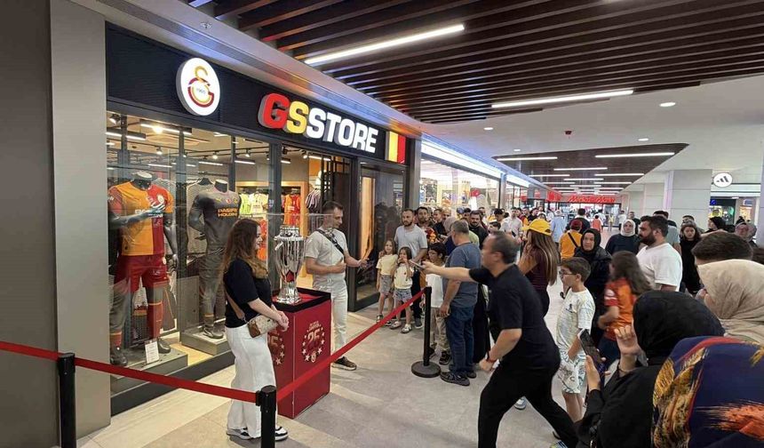 Galatasaray'ın şampiyonluk kupasına yoğun ilgi