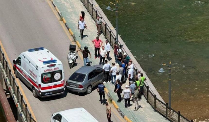 Yayaya çarpan sürücü otomobilini bırakıp kaçtı
