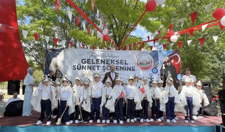 İlçedeki çocuklar toplu sünnet oldu, düzenlenen şenlikte doyasıya eğlendi