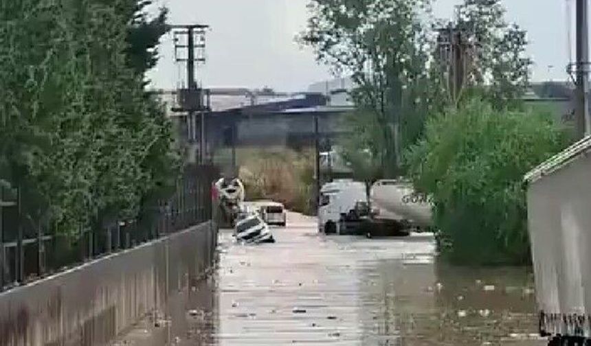 Kenti sağanak vurdu: Araçlar mahsur kaldı