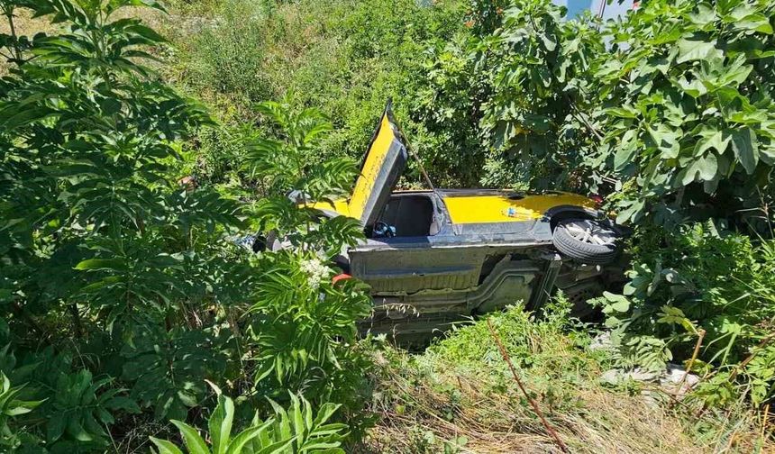 Otomobil ile taksi çarpıştı: Dereye yuvarlanan taksinin sürücüsü yaralandı