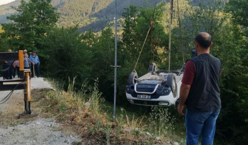 Otomobil tarlaya yuvarlandı: 3 yaralı