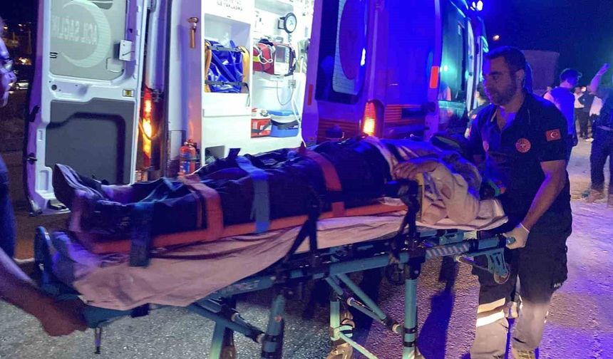 Tofaş marka otomobil tıra çarptı: 5 yaralı