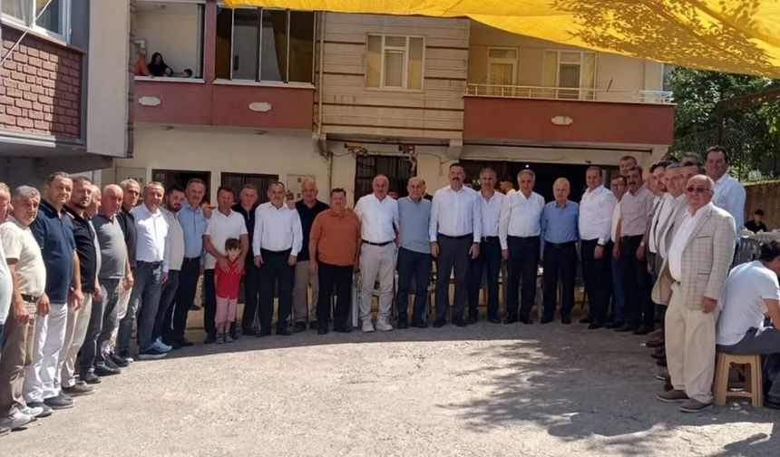 AK Parti heyeti, genç çifti mutlu günüde yalnız bırakmadı