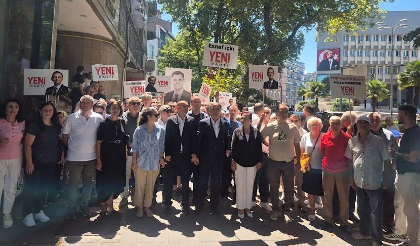 CHP önünde toplu istifa: Yeni Parti'ye geçiş başladı