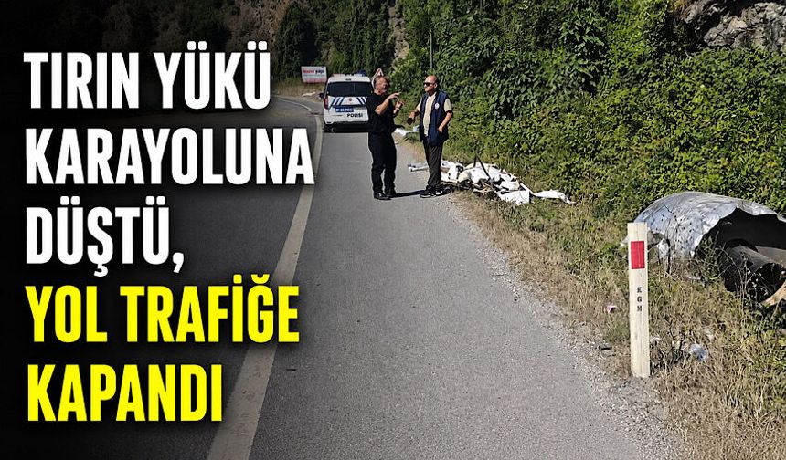Tırın yükü karayoluna düştü, yol trafiğe kapandı
