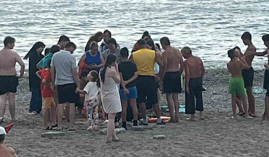 Filyos sahilinde korkutan anlar, kramp giren vatandaşı cankurtaranlar kurtardı