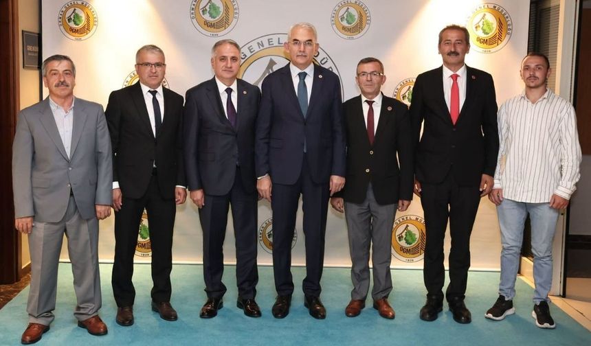 Milletvekili Saffet Bozkurt, Muhtarlarla Orman Genel Müdürü Bekir Karacabey'i ziyaret etti