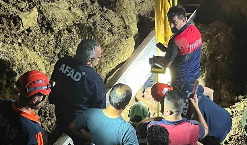 Toprak altında kalan baba oğul kurtarıldı