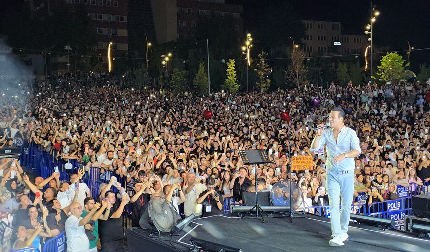 30 bin kişi aynı coşkuda buluştu: Hakan Peker ve Sefo sahneyi salladı