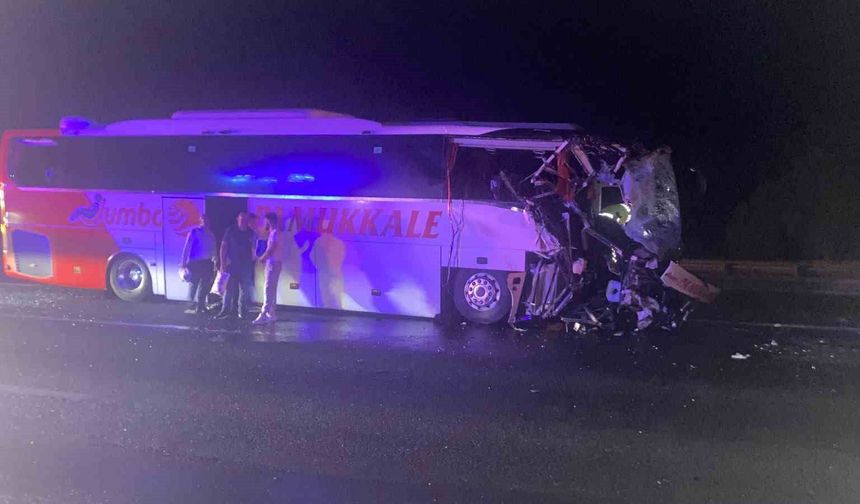 Anadolu otoyolunda otobüs ile çekici çarpıştı: 9 yaralı