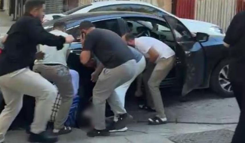 Otomobilin çarptığı çocuk aracın altında kaldı