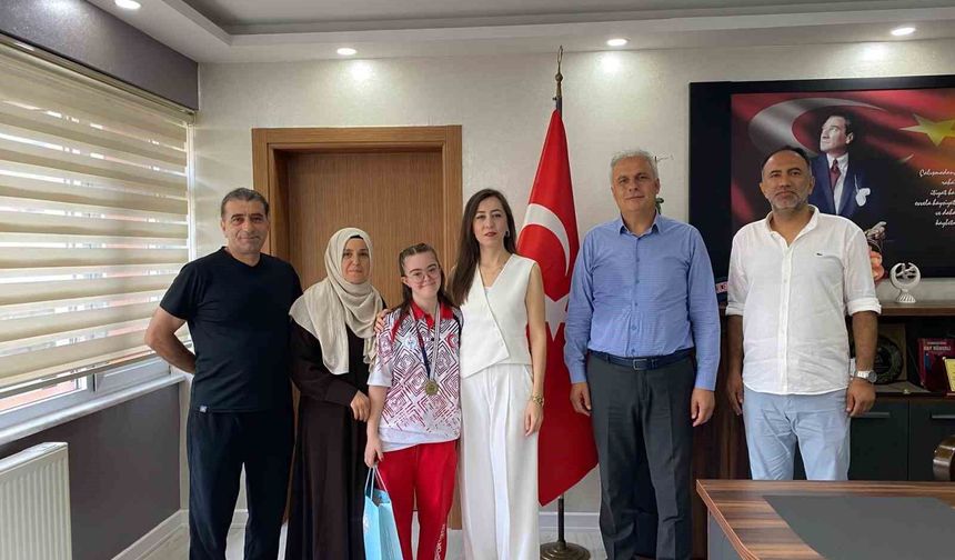 Dünya Üçüncüsü ve Türkiye Şampiyonu Zeynep Tuncay'dan İlçe Millî Eğitim Müdürlüğüne ziyaret