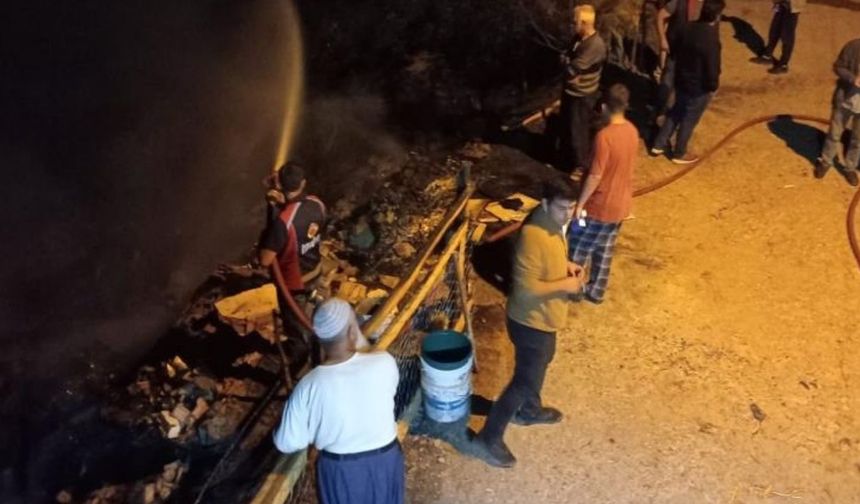 İki katlı ev yandı, aile pencereden atlayarak kurtuldu