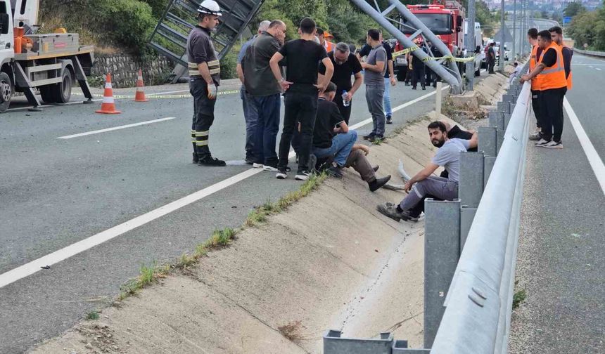 İş makinesi eve ve otomobile çarptı: 2 ölü