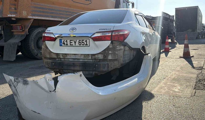 Kamyonla otomobil çarpıştı
