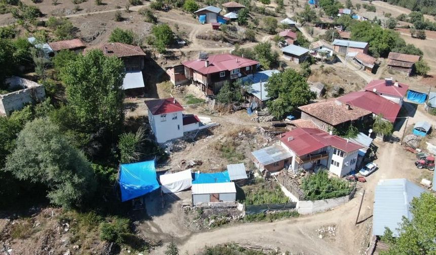 Evleri küle döndü, yardım parasıyla ev yaptırmak isterken konteynere mahkum oldular