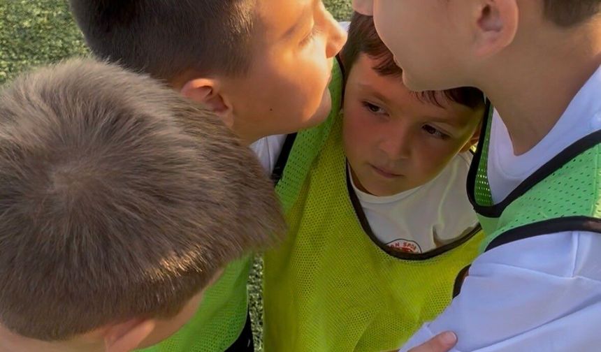 Miniklerin futbol taktiği güldürdü: Sağ kanadı paylaşamadılar