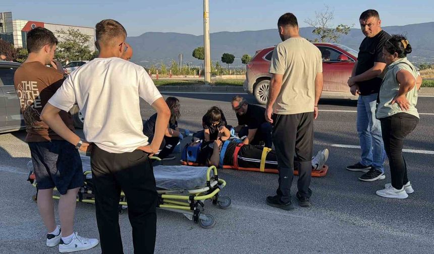 Motosikletle otomobil çarpıştı: 2 yaralı