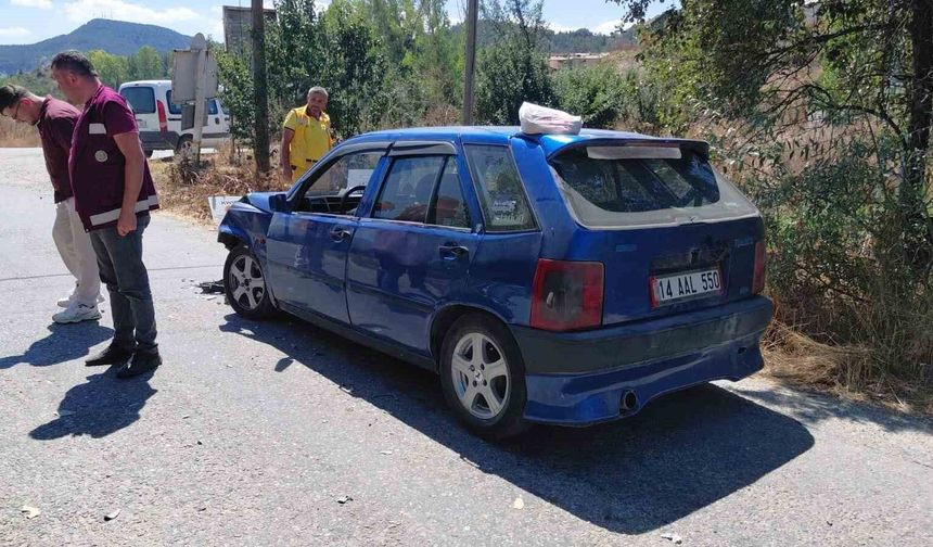 Otomobille çarpışan motosikletin sürücüsü yaralandı