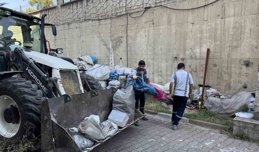 Siteyi karton yığınına çevirdiler, temizlik sırasında tepki gösterdiler