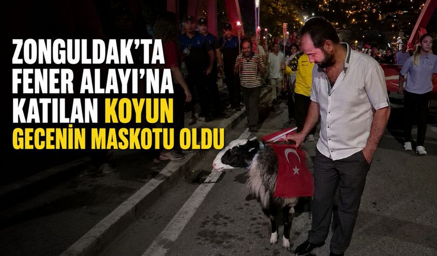 Zonguldak’ta Fener Alayı’na katılan koyun gecenin maskotu oldu
