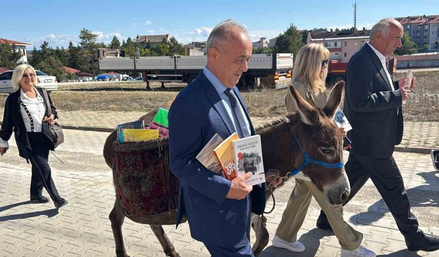 Eşeğiyle kitap taşıyor, köy çocuklarının hayallerine ışık oluyor