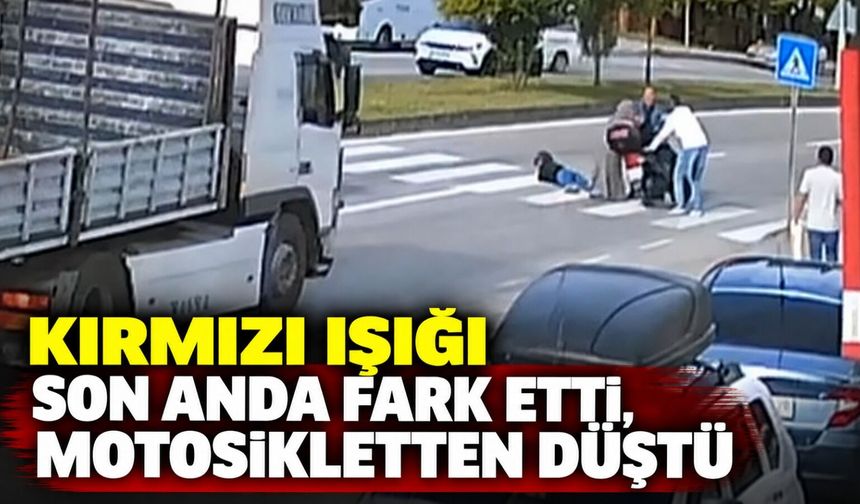 Kırmızı ışığı son anda fark etti, motosikletten düştü