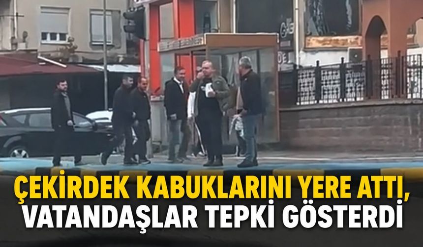 Çekirdek kabuklarını yere attı, vatandaşlar tepki gösterdi