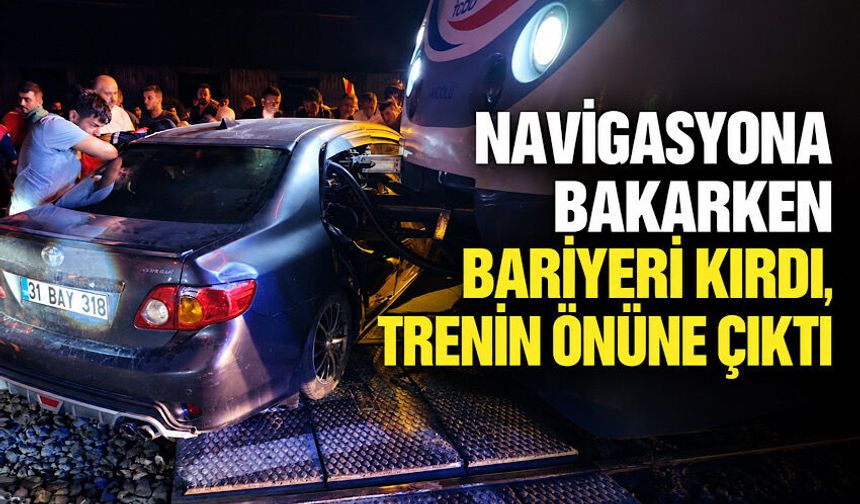 Navigasyona bakarken bariyeri kırdı, trenin önüne çıktı