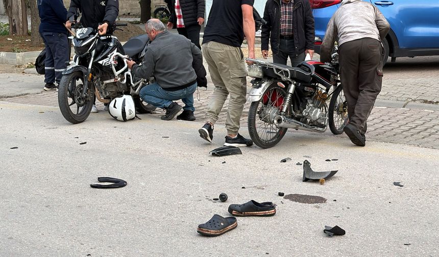İki motosiklet kafa kafaya çarpıştı: 2 yaralı